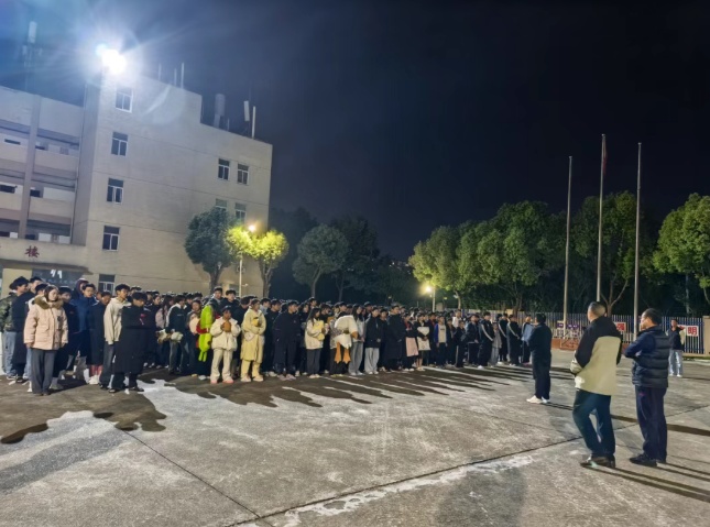 夜间逃生演练 筑牢安全防线——市体校开展夜间应急疏散演练