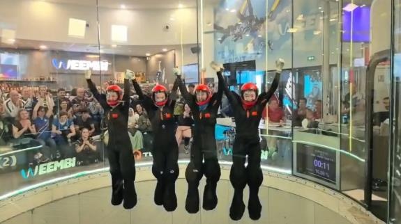 扶摇直上展英姿 世界杯上两连冠——荆门健儿龙雅婷勇夺室内跳伞世界杯金牌